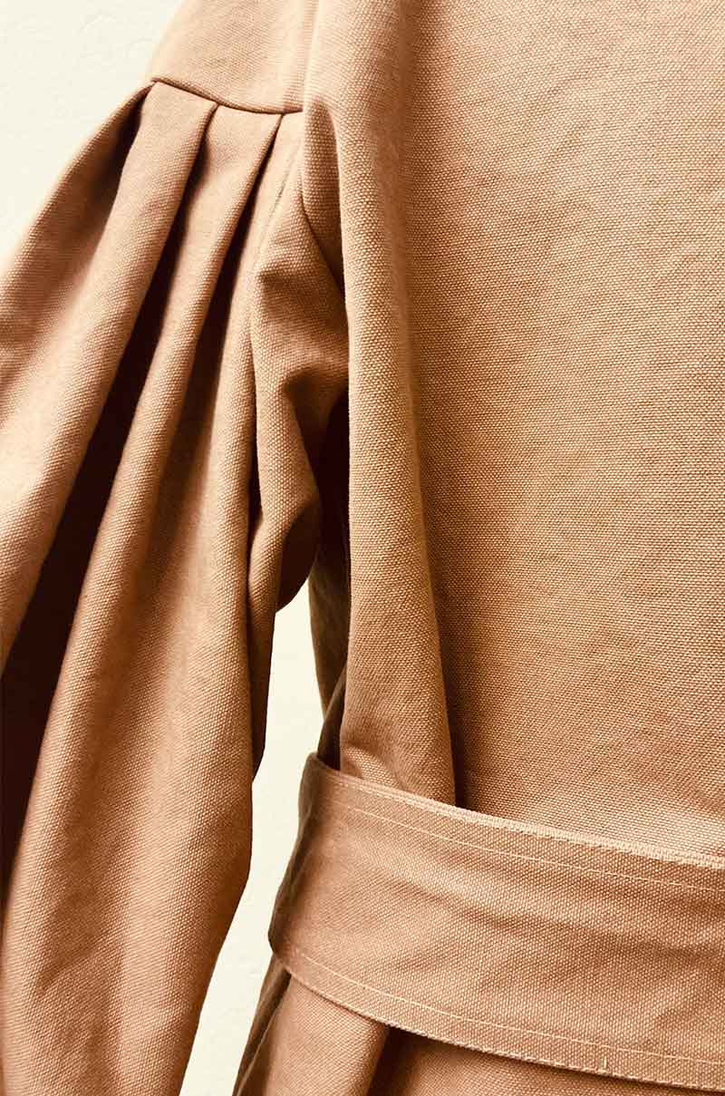 Close-up von linkem Ärmel eines braunen Kleides